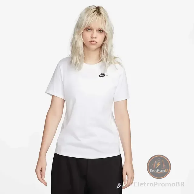 Camiseta Nike Sportswear Club Essentials Feminina