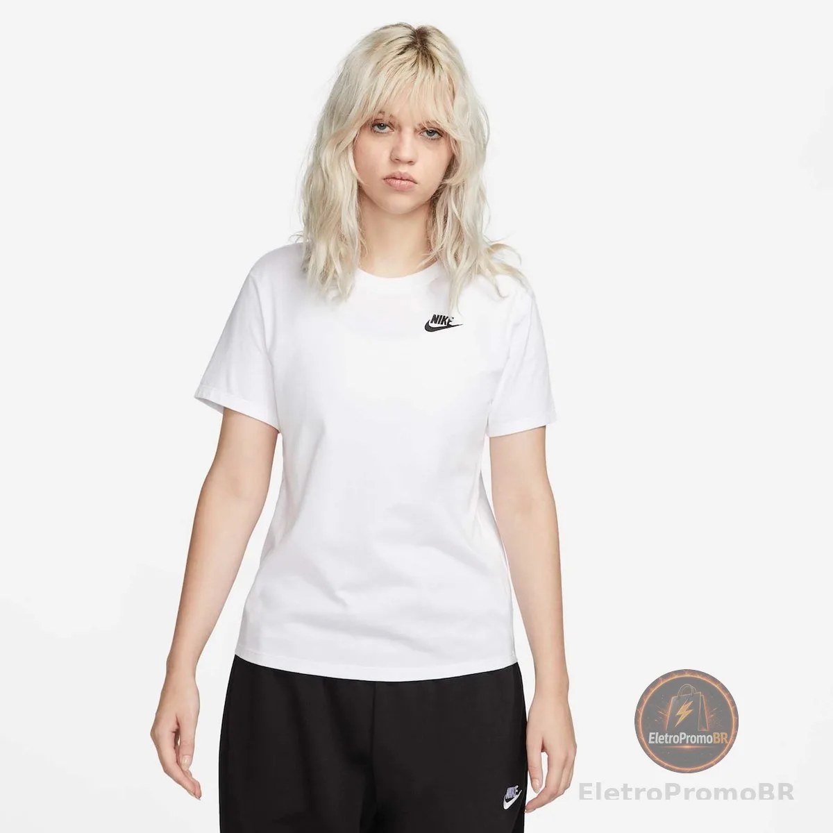 Camiseta Nike Sportswear Club Essentials Feminina