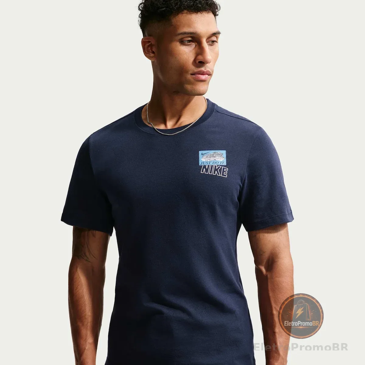 Camiseta Nike Train Stickers Masculina