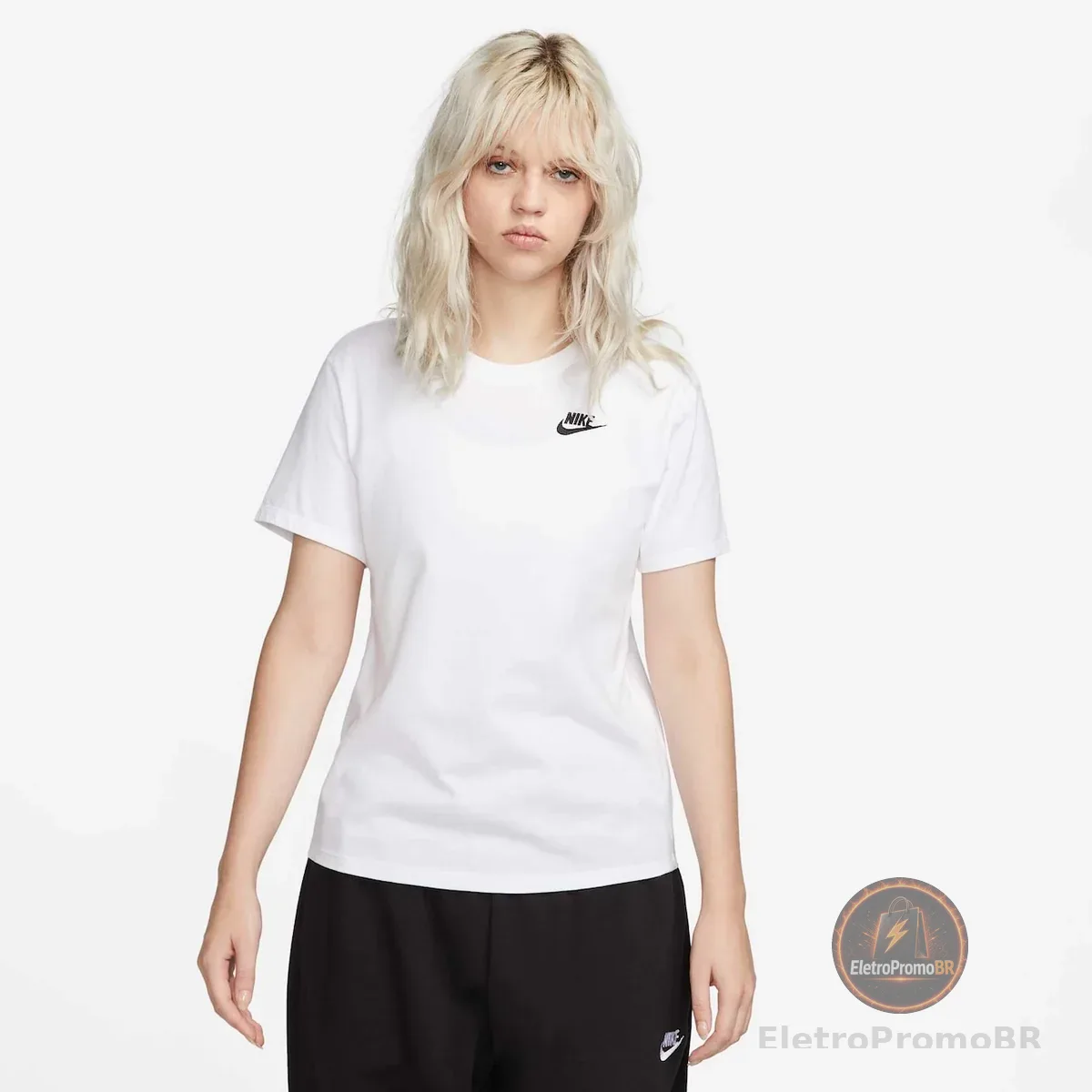 Camiseta Nike Sportswear Club Essentials Feminina