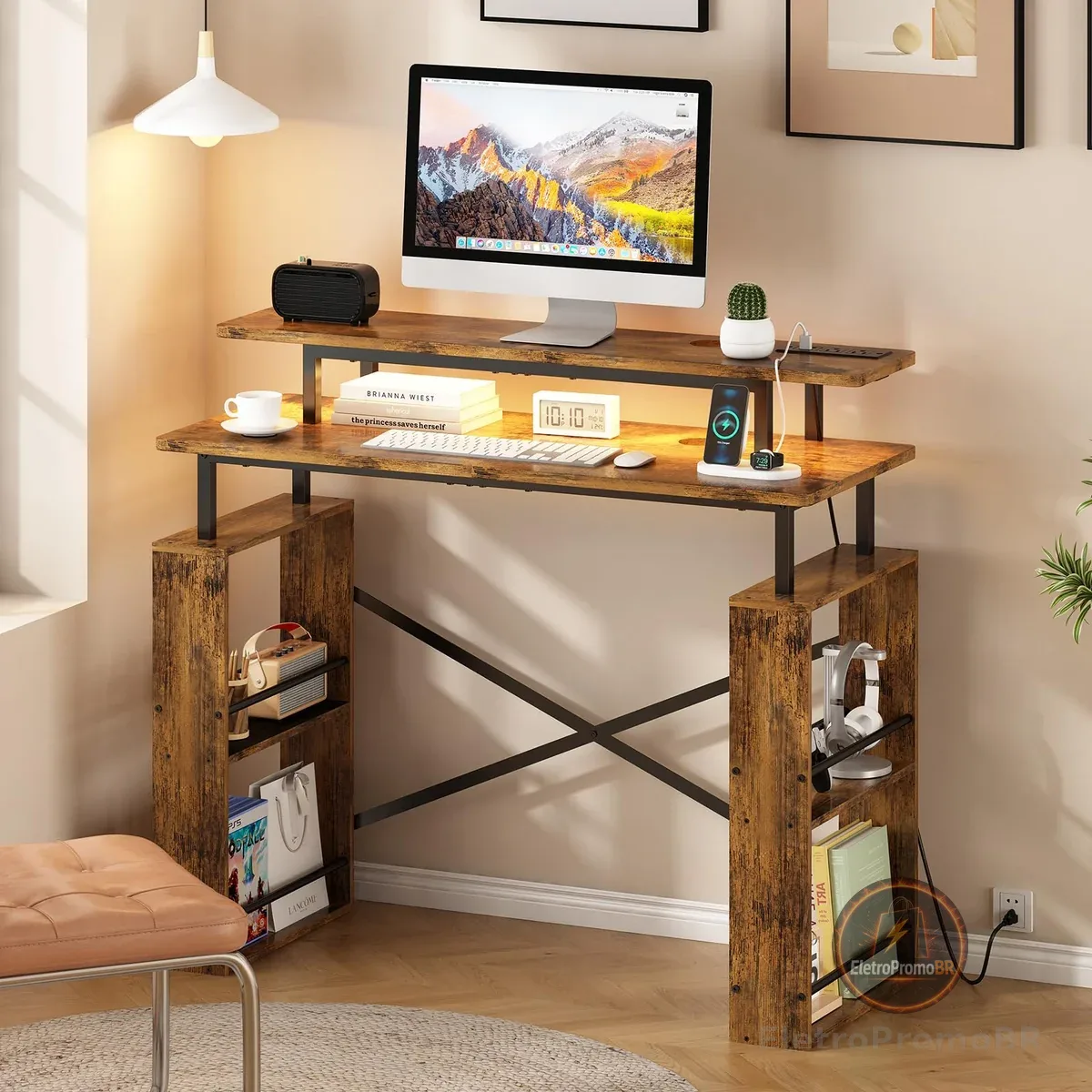 Escrivaninha Mesa para Computador, Mesa para Escritório de 2 Níveis com Tomada Integrada e Espaço de Armazenamento Lateral, Ideal para Home Office e Jogos, Cor Marrom