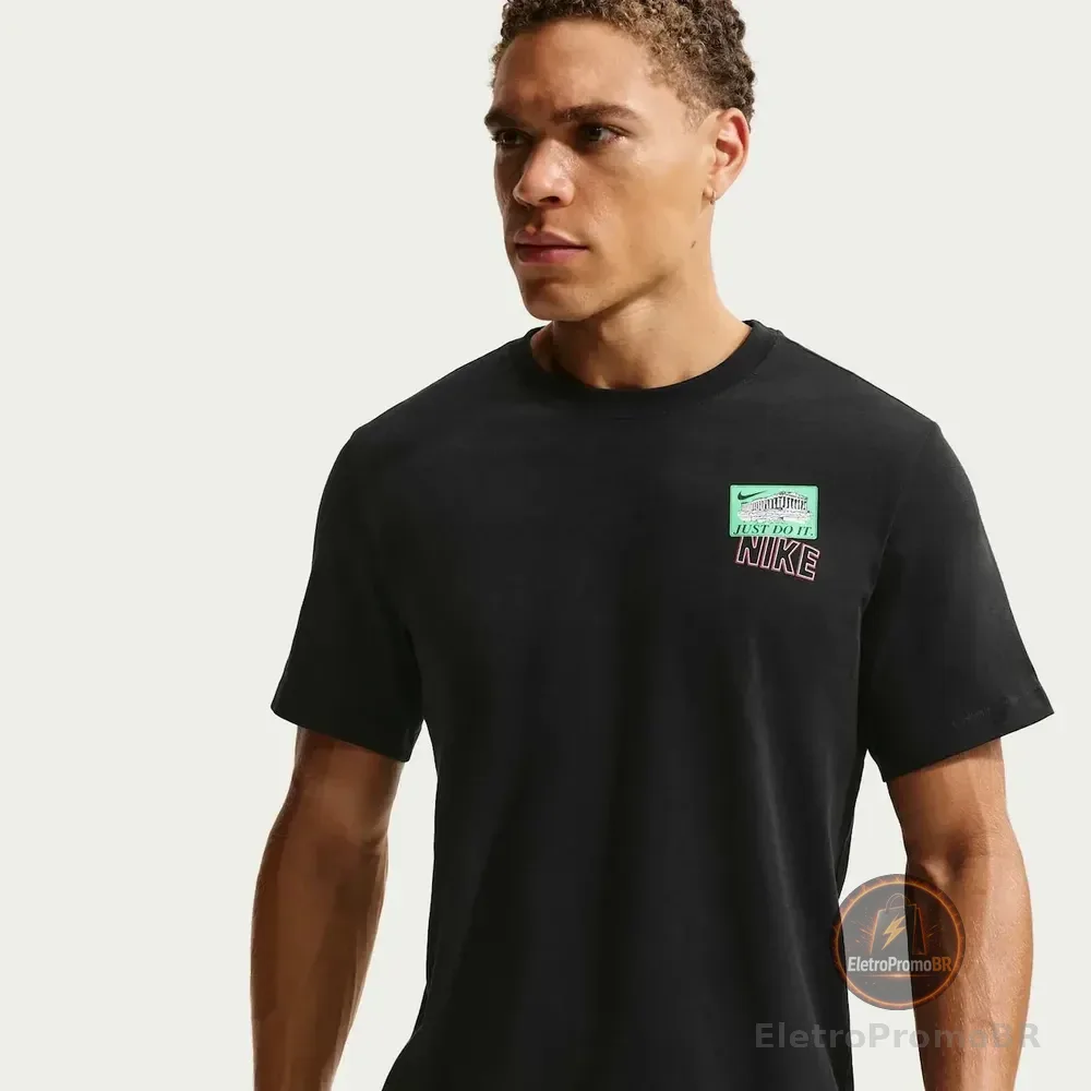 Camiseta Nike Train Stickers Masculina Preto G