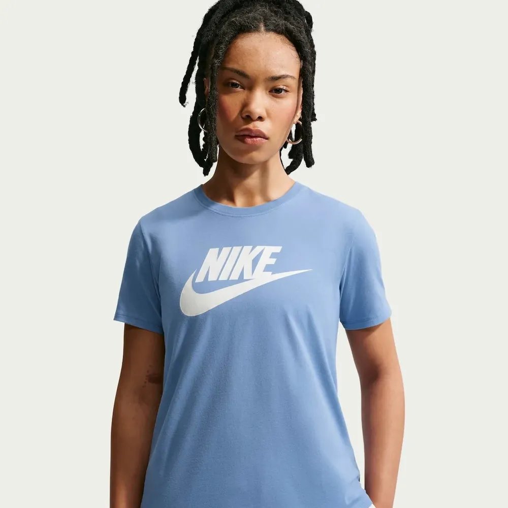 Camiseta Nike Sportswear Essentials Feminina Azul Claro/branco M