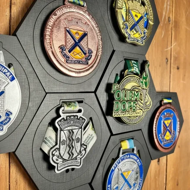 Suporte Porta Medalhas Unissex Mdf - 10 Peças Fixação Imã