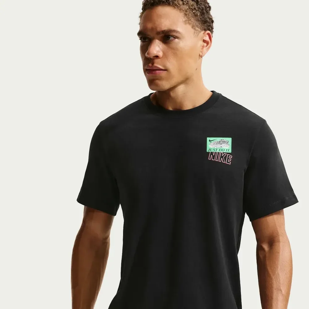 Camiseta Nike Train Stickers Masculina Preto G