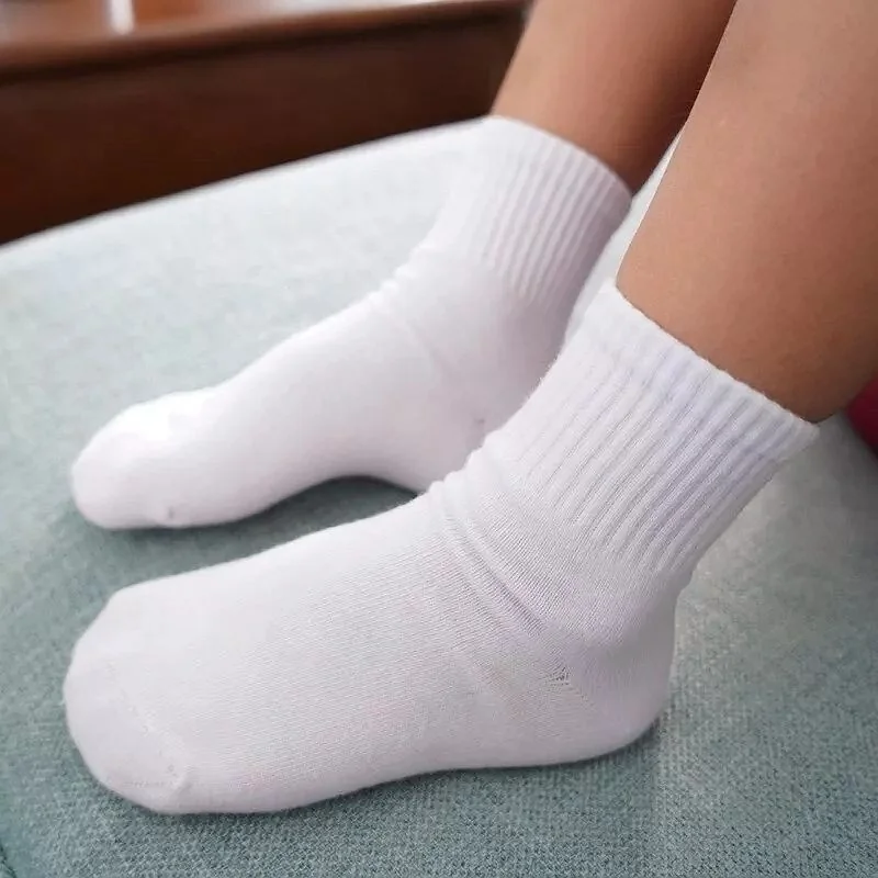 Kit Meia Infantil Escolar 3, 6 ou 12 Pares Unissex Cano Médio Algodão Branco e Preto Menino Menina