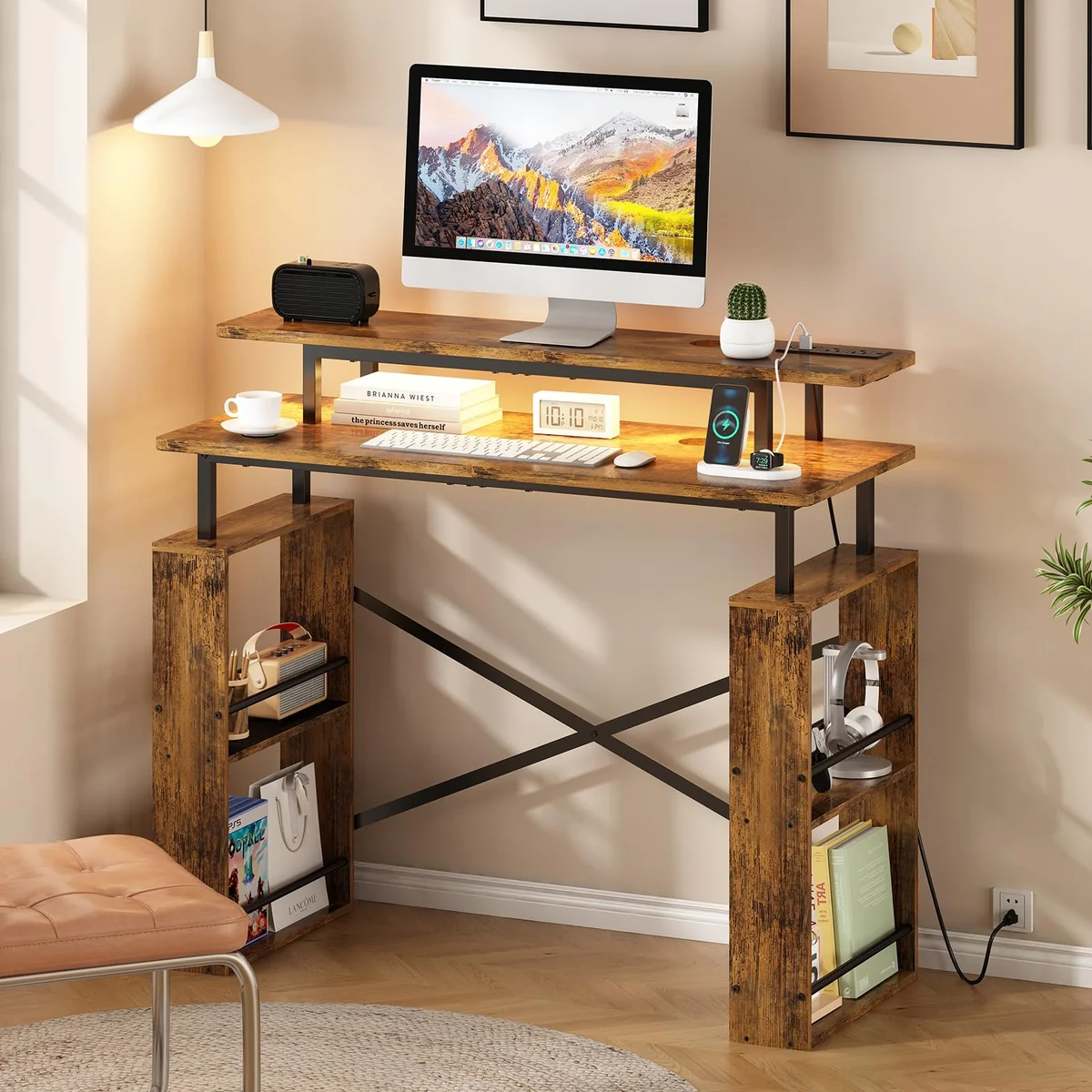 Escrivaninha Mesa para Computador, Mesa para Escritório de 2 Níveis com Tomada Integrada e Espaço de Armazenamento Lateral, Ideal para Home Office e Jogos, Cor Marrom