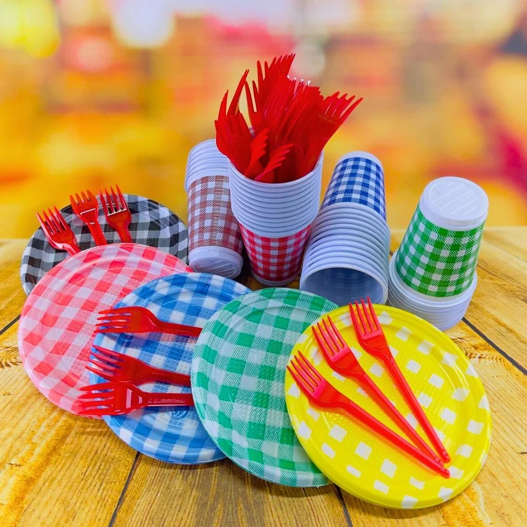 KIT FESTA JUNINA 50 PESSOAS DESCARTAVEIS VARIADOS 50 GARFO + 50 PRATO + 50 COPO (CHOCO)